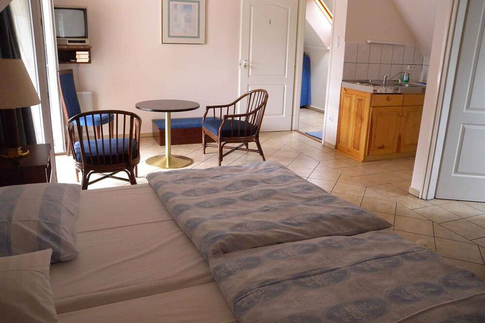 Ganze Wohnung, Studio mit Internet, Grill und Pavillon in Gyenesdias, Balaton Hochland Nationalpark