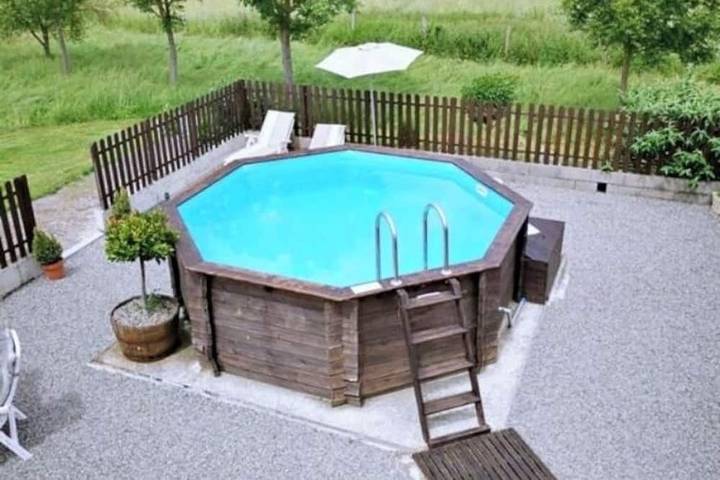 Gîte pour 2 personnes, avec terrasse ainsi que piscine et jardin, animaux acceptés