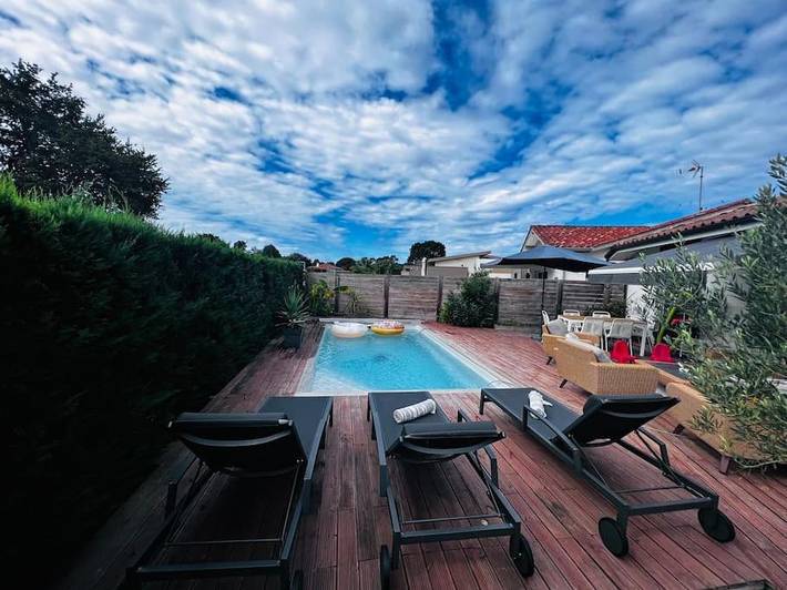 Location de vacances pour 6 personnes, avec terrasse ainsi que jardin et piscine à Tosse - 2