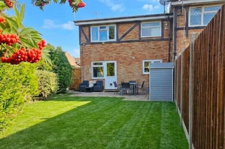 Hasa House-Near Woodside Industrial Estate,London Luton Airport and L&D Hospital in Luton, Chiltern Hills