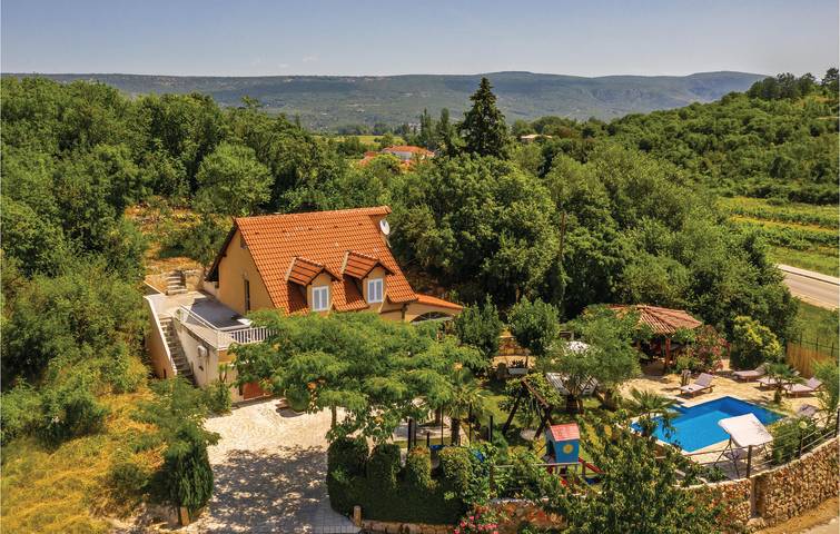 Gemütliche 154 m² große Wohnung mit Pool und Terrasse in der Nähe des Flusses Matica in Imotski, Makarska Riviera