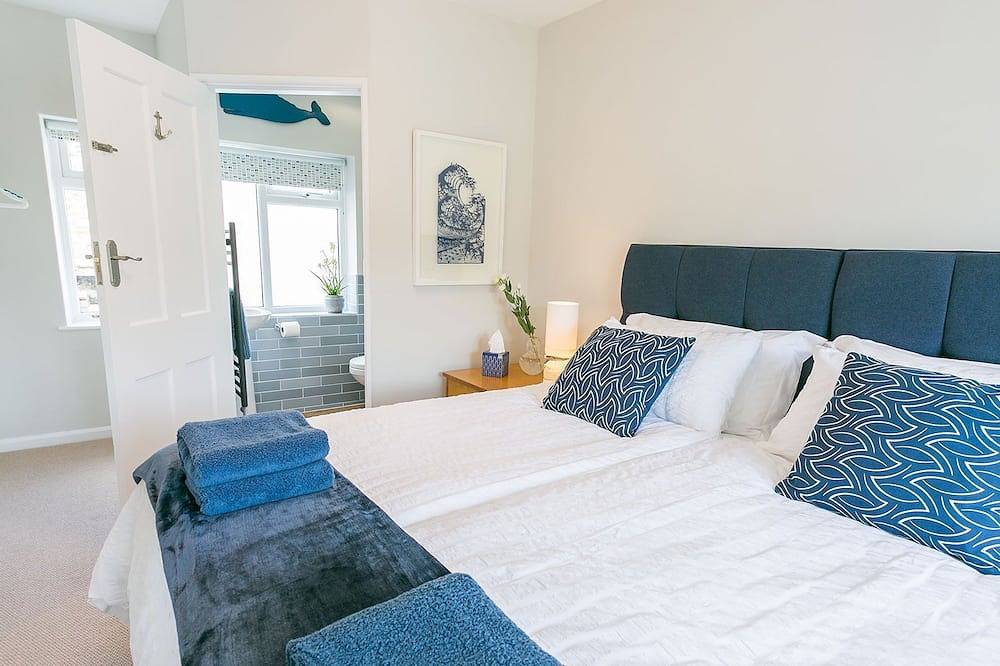 Noddfa -  a sea view that sleeps 4 guests  in 2 bedrooms in Menai Bridge, Isle of Anglesey