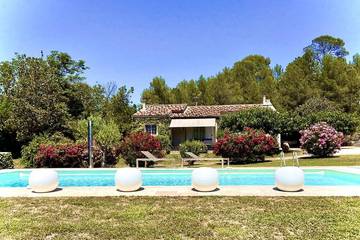 Location de vacances pour 10 personnes, avec terrasse et jardin à Correns