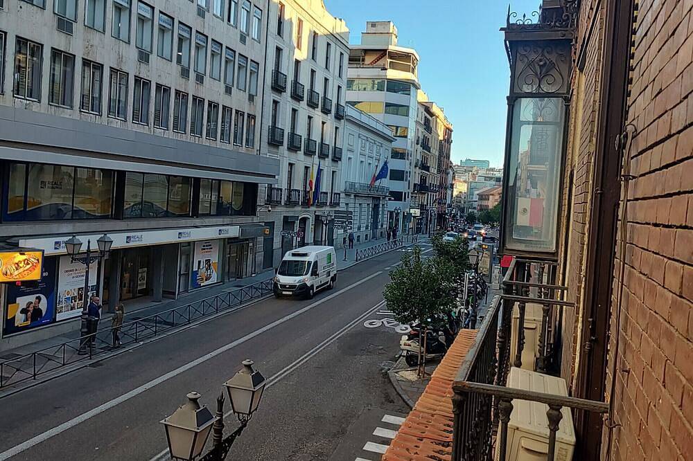 Barcelona: room with comfort and shared areas Gran Vía-Madrid in Centro (Madrid), Madrid