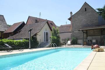 Gîte pour 2 personnes, avec jardin et piscine ainsi que jacuzzi et terrasse dans 