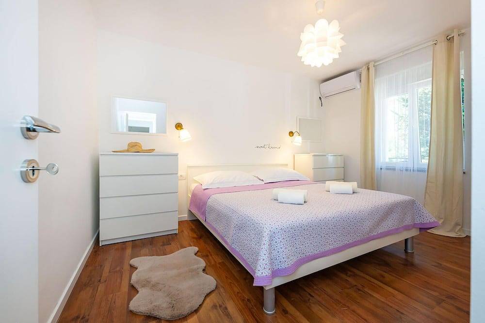 Schönes Haus mit 2 Schlafzimmern in. in Starigrad Paklenica, Starigrad