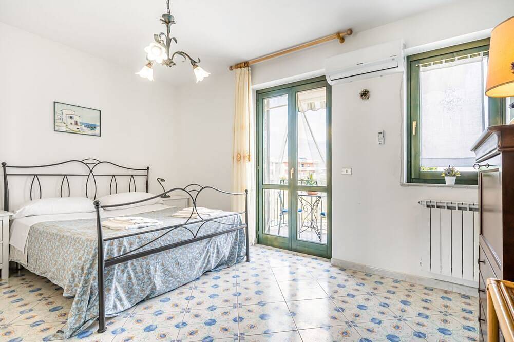 Ganze Wohnung, Guesthost - Cozy 55 sqm apartment in Mascali, ideal for 4 people. Equipped with air conditioning, and 2 balconies, the apartment offers comfort and convenience. Located just 1 minute walk from the beach, with a road next to the building providing direct in Fondachello, Catania Provinz