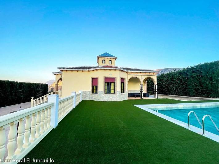 Casa de vacaciones para 18 personas, con Balcón y Terraza además de Jardín y Piscina en Cuevas de San Marcos