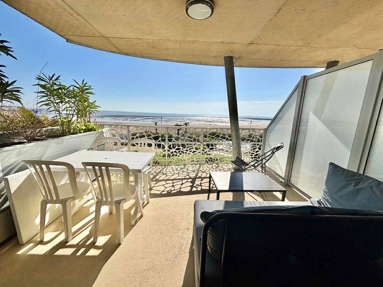 Entire apartment, 2-bedroom apartment, balcony, heated pool, beach access, pets allowed, parking in La Tranche-sur-Mer, Vendée