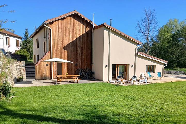 Gîte pour 8 personnes, avec terrasse et jardin dans Saint-Just-la-Pendue