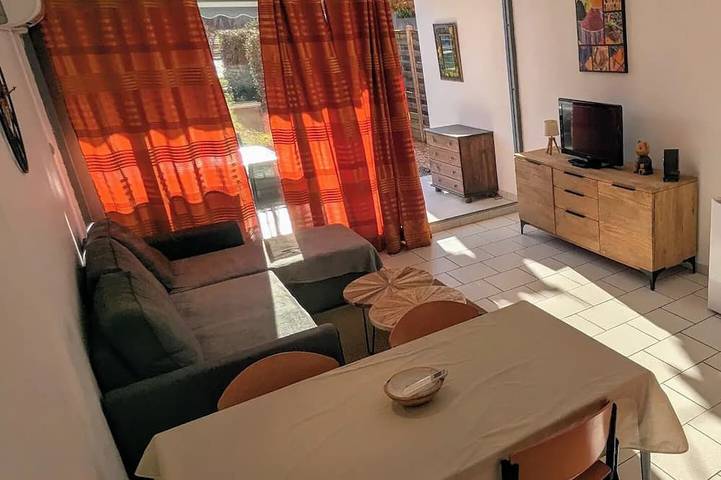 Entire apartment, Beautiful, bright three-bedroom apartment with a private garden and a shared pool. in Ruoms, Ardèche