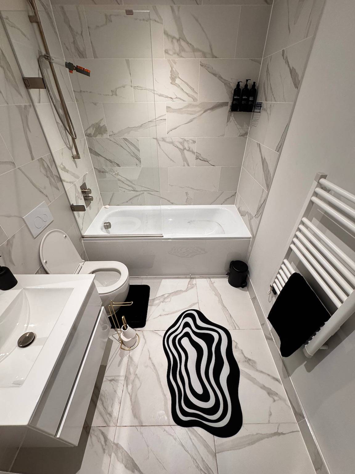 Entire holiday apartment, 2 Bed Flat - Sleeps 4 - Parking - Wifi in Birmingham, Birmingham Area