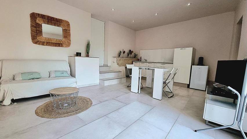 Gîte pour 2 personnes, avec jardin et piscine ainsi que terrasse et vue à Roche-Saint-Secret-Béconne - 4