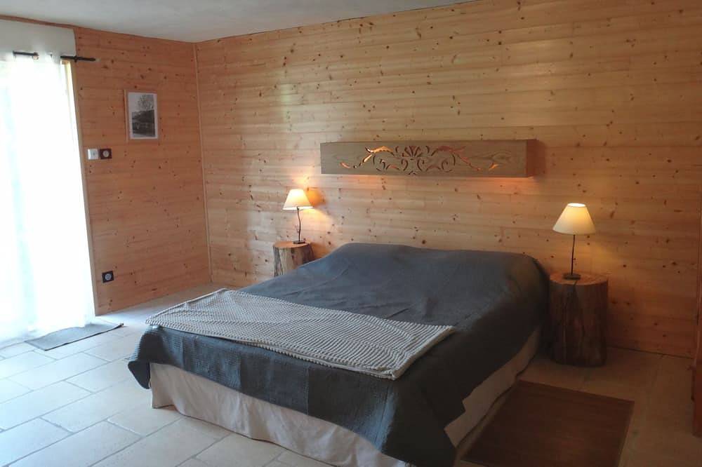 Vue imprenable,  piscine privée, à proximité de sentiers de randonnées, au calme in Chirols, Parc naturel régional des Monts d'Ardèche
