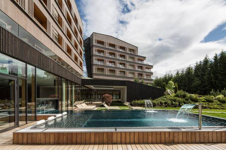 Hôtel pour 3 personnes, avec jacuzzi et sauna ainsi que jardin et piscine