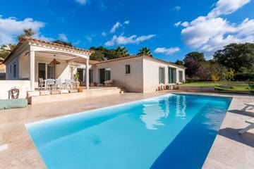 Location de vacances pour 11 personnes, avec piscine ainsi que terrasse et jardin à Afa