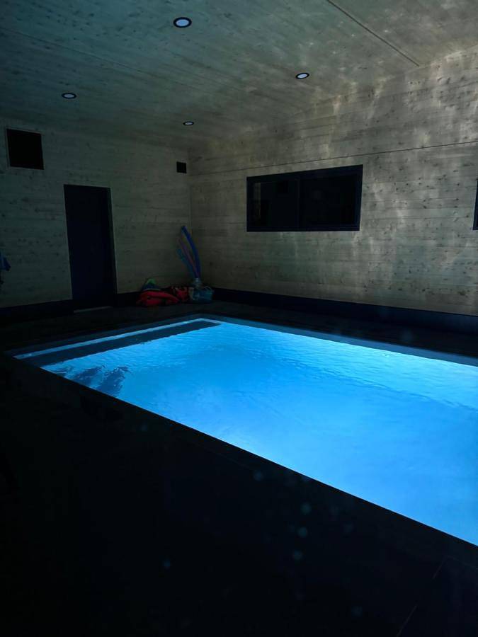 L'Antre de Kergoff - Piscine intérieure chauffée & Accès Lac in Caurel, Région de Guingamp