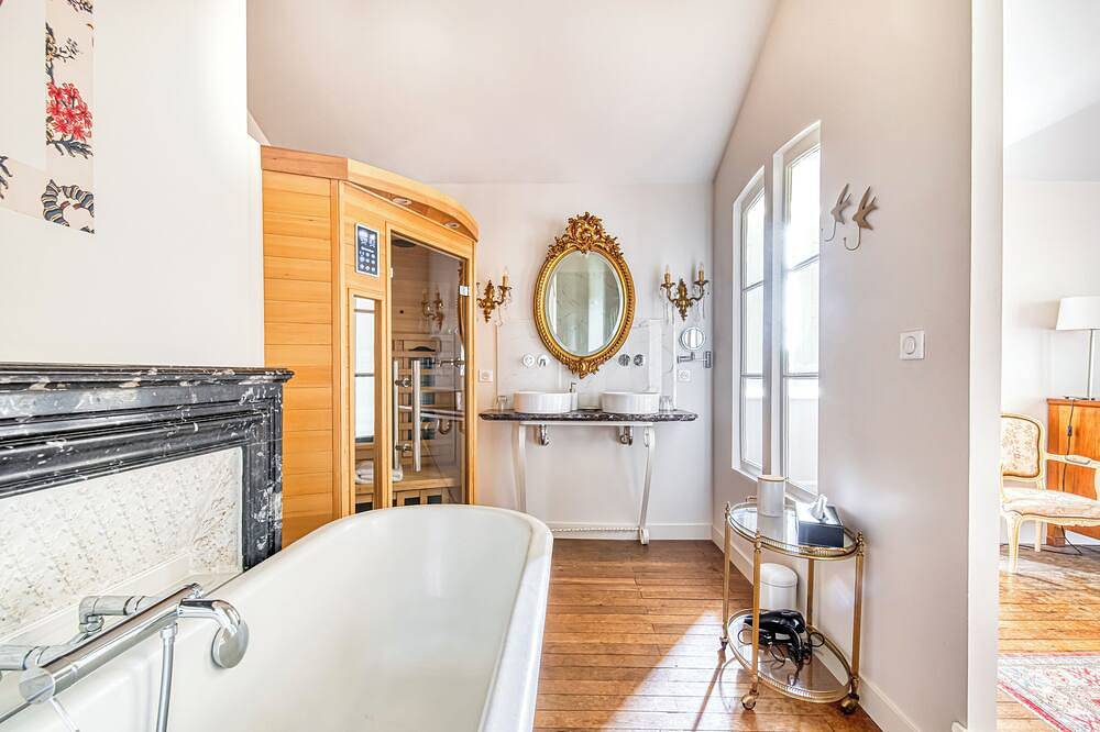 Charming suite with sauna at Château Le Fresne in Bouchemaine, Angers region