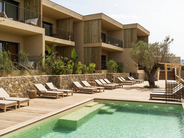 Appart’hôtel pour 4 personnes, avec vue ainsi que jardin et piscine