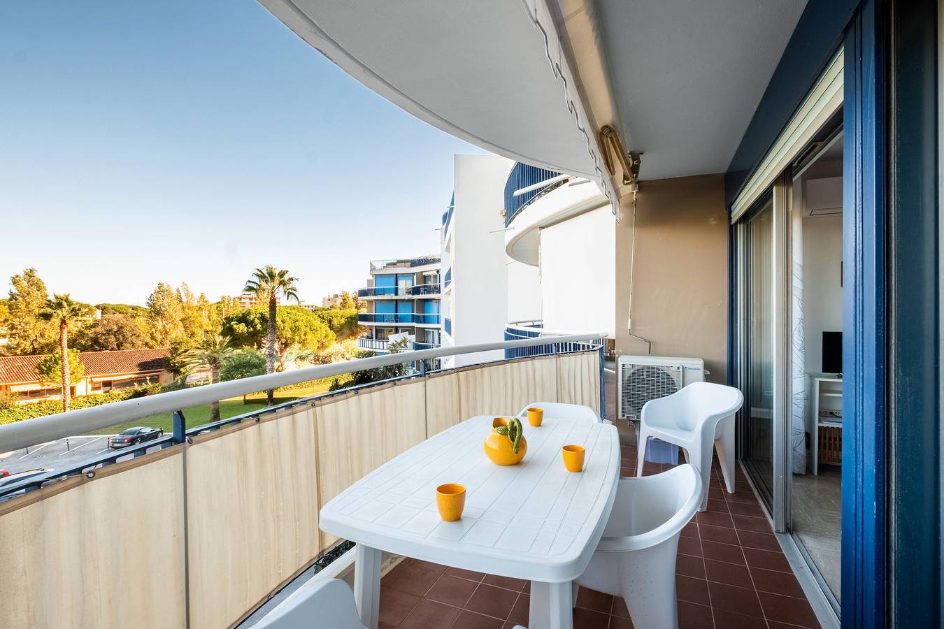 Appartement entier, Appartement 'Pretty Flat in The Sun' avec vue sur la montagne, piscine partagée et climatisation in Mandelieu-la-Napoule, Massif de l'Esterel