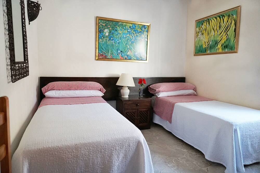Prive-villa met eigen zwembad in een rustige cul-de-sac in de buurt van Puerto Banus # in Marbella West, Marbella