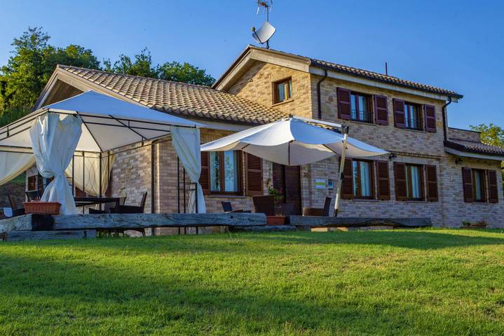 Villa für 12 Personen, mit Pool und Garten in Marche
