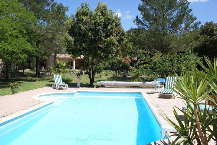 Maison de campagne pour 2 personnes, avec terrasse ainsi que piscine et jardin à Ventenac-Cabardès