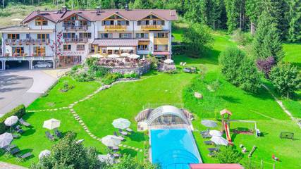 Ferienwohnung für 6 Personen, mit Garten und Pool sowie Sauna, mit Haustier in Oberndorf in Tirol