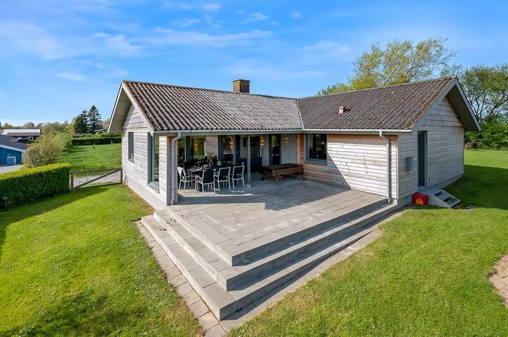 Ferienhaus für 8 Personen, mit Whirlpool und Sauna sowie Terrasse in Pøt Strandby