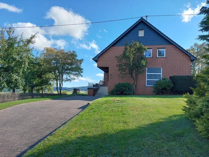 Ferienhaus für 11 Personen, mit Balkon und Whirlpool sowie Terrasse und Garten in Hellenthal