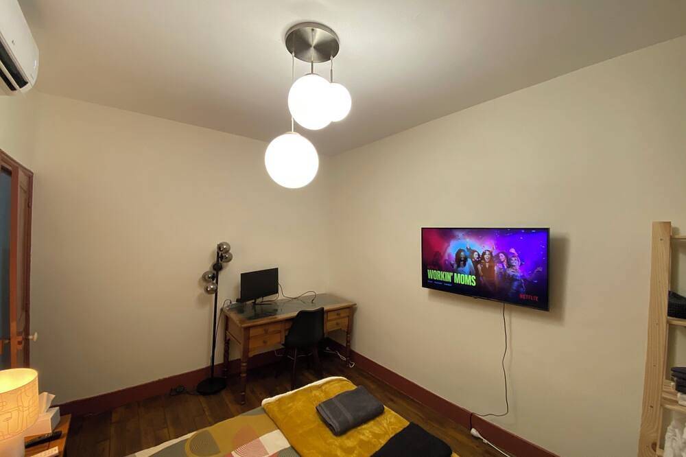 Entire apartment, Spacious apartment 200m from the station and the Loire, with private garden in Nevers, Nièvre