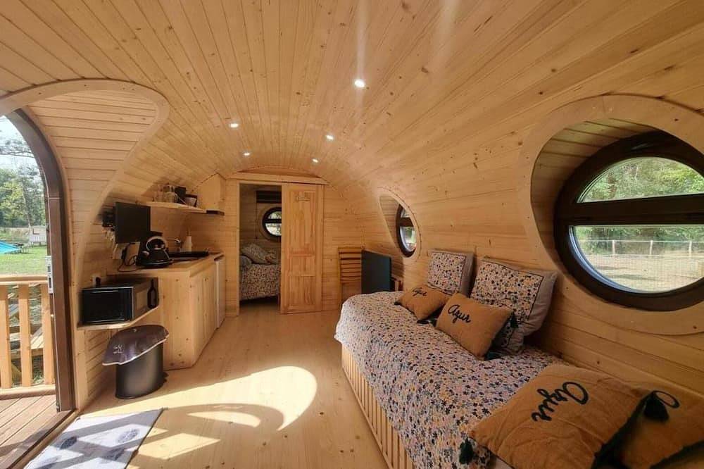 Le Tonneau viticole au milieu de la nature avec animaux in Mornand-en-Forez, Montbrison