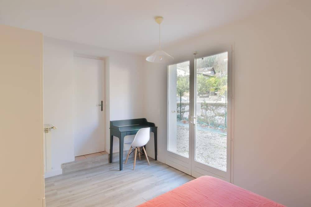 Entire apartment, Comfortable garden level 2 minutes from the lake on foot! in Le Bourget-du-Lac, Chambéry region