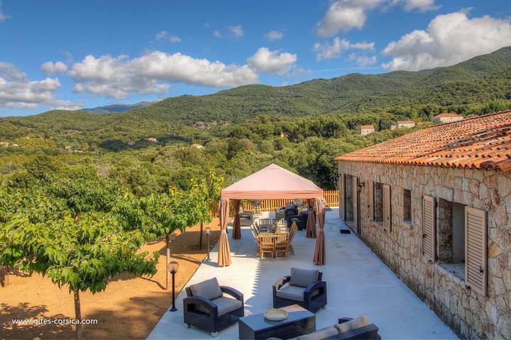 Gîte pour 6 personnes, avec Terrasse ainsi que Jardin et Vue à Petreto-Bicchisano