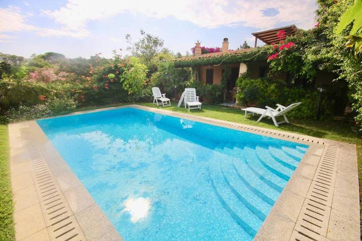 Villa pour 10 personnes, avec piscine et jardin ainsi que terrasse et vue