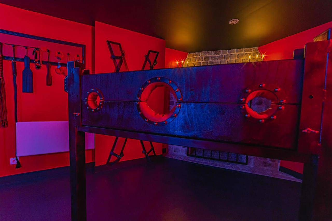 Playroom Xxl Loft Love Room avec Espace spa Terrasse vue sur les toits Salle de jeux pour adultes Libourne centre 10 min de St Emilion Proche Bordeaux in Libourne, Région de Libourne