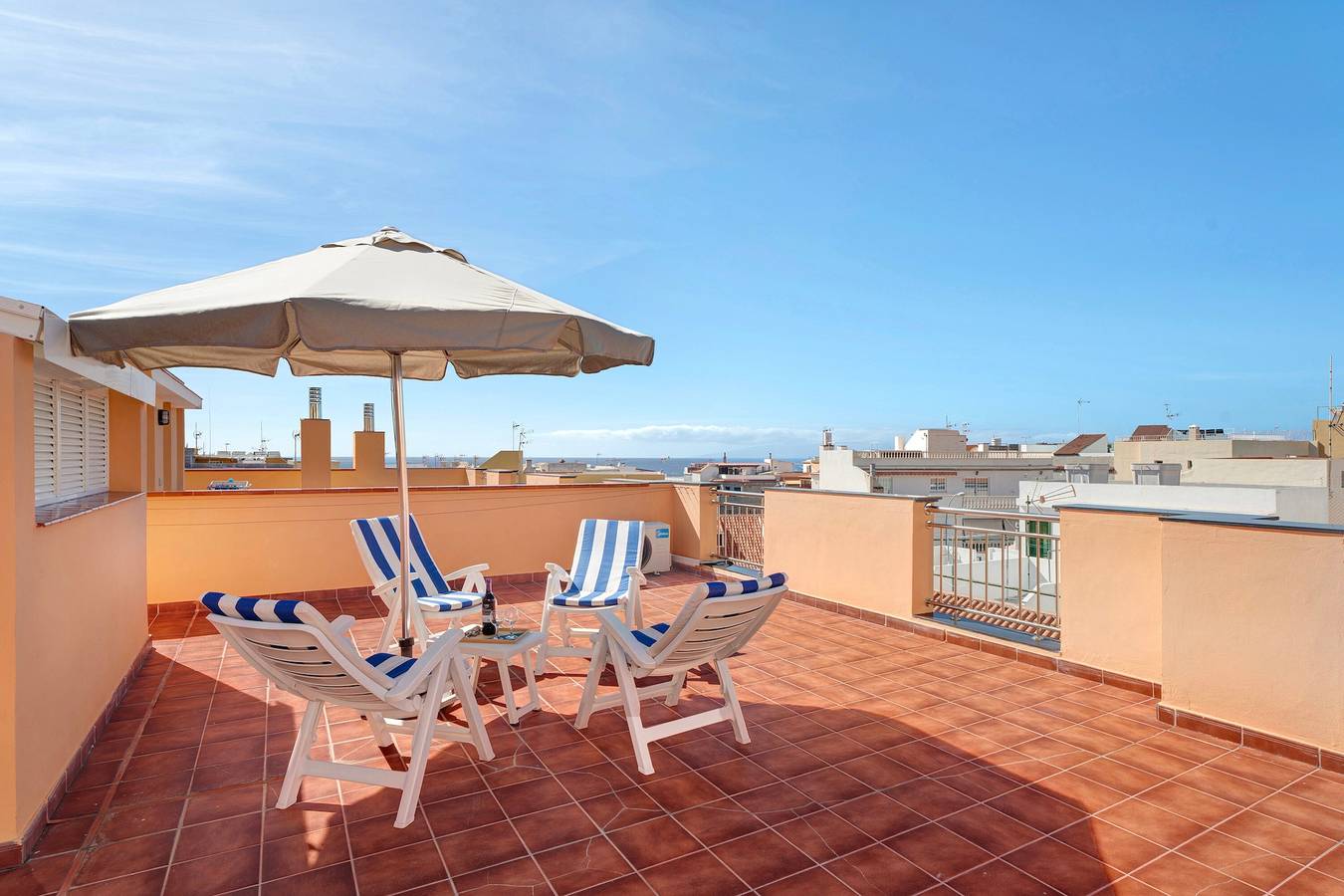 Ganze Wohnung, Ferienwohnung 'Isla Bonita San Juan Beach' mit Gemeinschaftsterrasse und Wlan in Playa San Juan, Guía de Isora