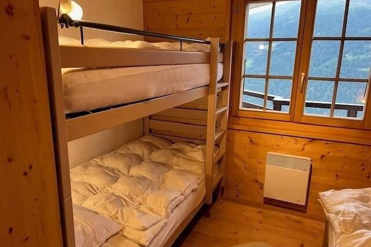 Ganze Wohnung, Helle und warme Wohnung für bis zu 4 Personen, im Erdgeschoss eines Chalets mit zwei Wohnungen. Es g in Saint Luc, Anniviers