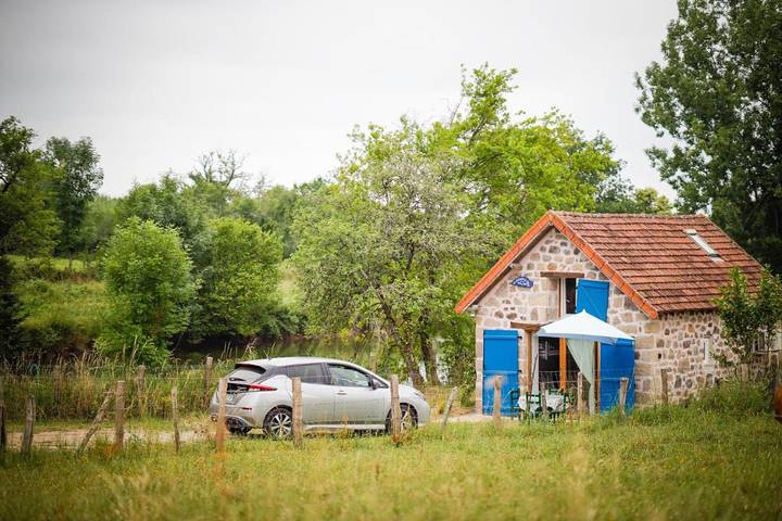 Gîte pour 3 personnes, avec jardin et vue ainsi que piscine et terrasse à Cosnac
