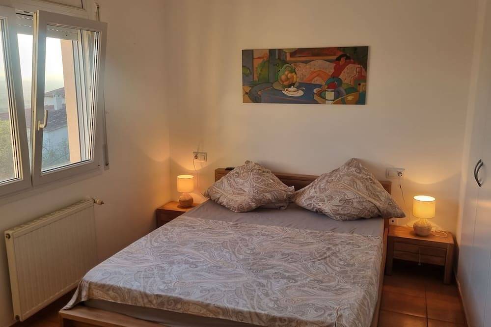 Classic Villa with sea-views, pool and garden in Palau Sabardera, Alt Empordà