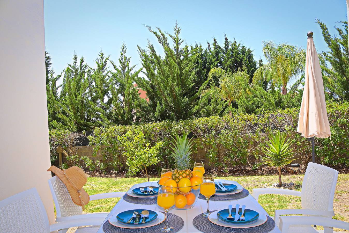 Ganze Wohnung, Ferienwohnung 'Casa Barbara' mit Meerblick, Gemeinschaftspool und Wlan in Alporchinhos (Atlantikküste), Porches
