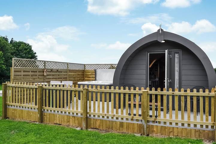 Cottage for 2 people, with garden and hot tub, with pets in Hunmanby