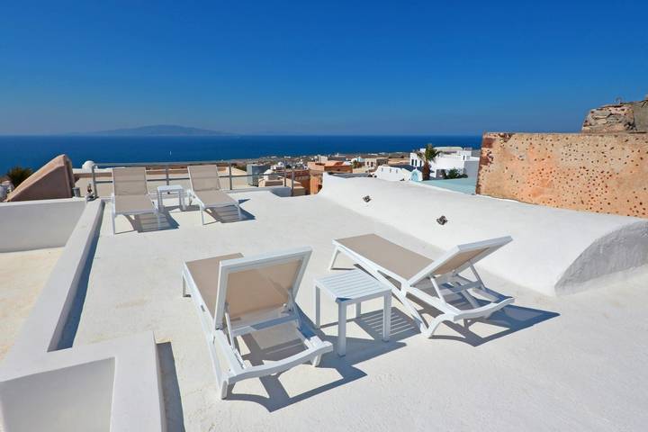 Villa for 10 people, with Ocean view and Balcony as well as Terrace in Oia