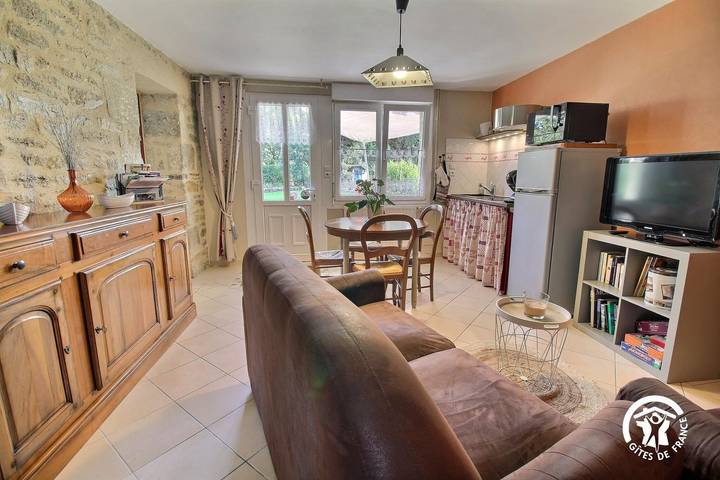 Gîte pour 4 personnes, avec piscine ainsi que terrasse et jardin, animaux acceptés à Theix - 3