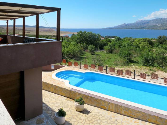 Vacation rental for 8 people, with yard in Croatia