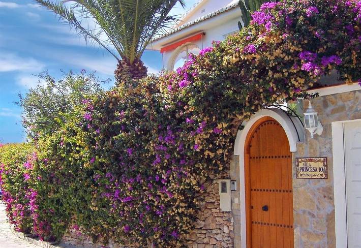 Wonderful Villa Princessa with Sea & Mountain Views, Pool, and Wi-Fi in Playa de Burriana, Nerja