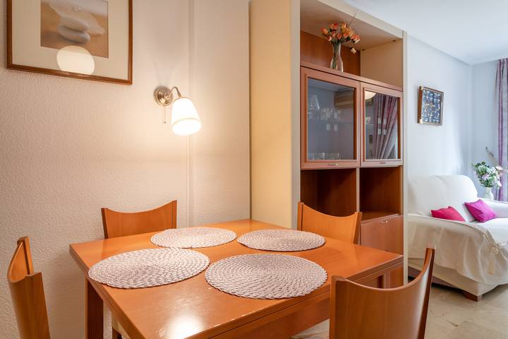Apartamento entero, Apartamento "Miraflores Central Alicante" con balcón, aire acondicionado y Wi-Fi in El Barrio, Alicante
