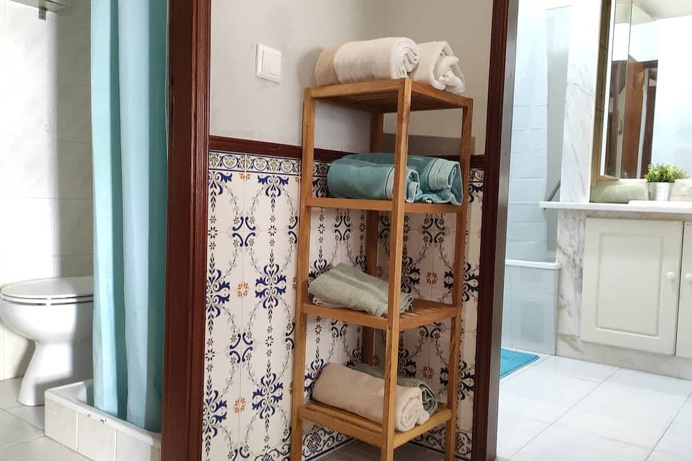 Ganze Wohnung, Private room A/C, Cable Tv, Wifi in Corroios, Halbinsel von Setúbal