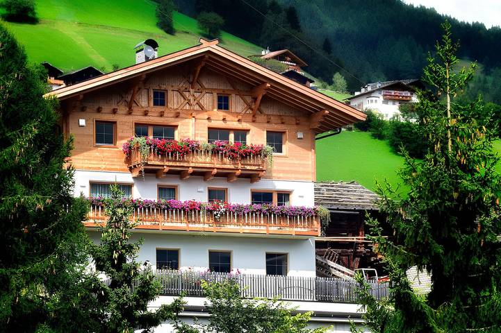 Entire apartment, Apartment "Unterdurachhof Martin" with Mountain View, Shared Garden & Wi-Fi in Ulten, Ortler Alps