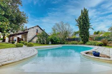 Location de vacances pour 12 personnes, avec jardin et terrasse à Saint-Privat-des-Prés